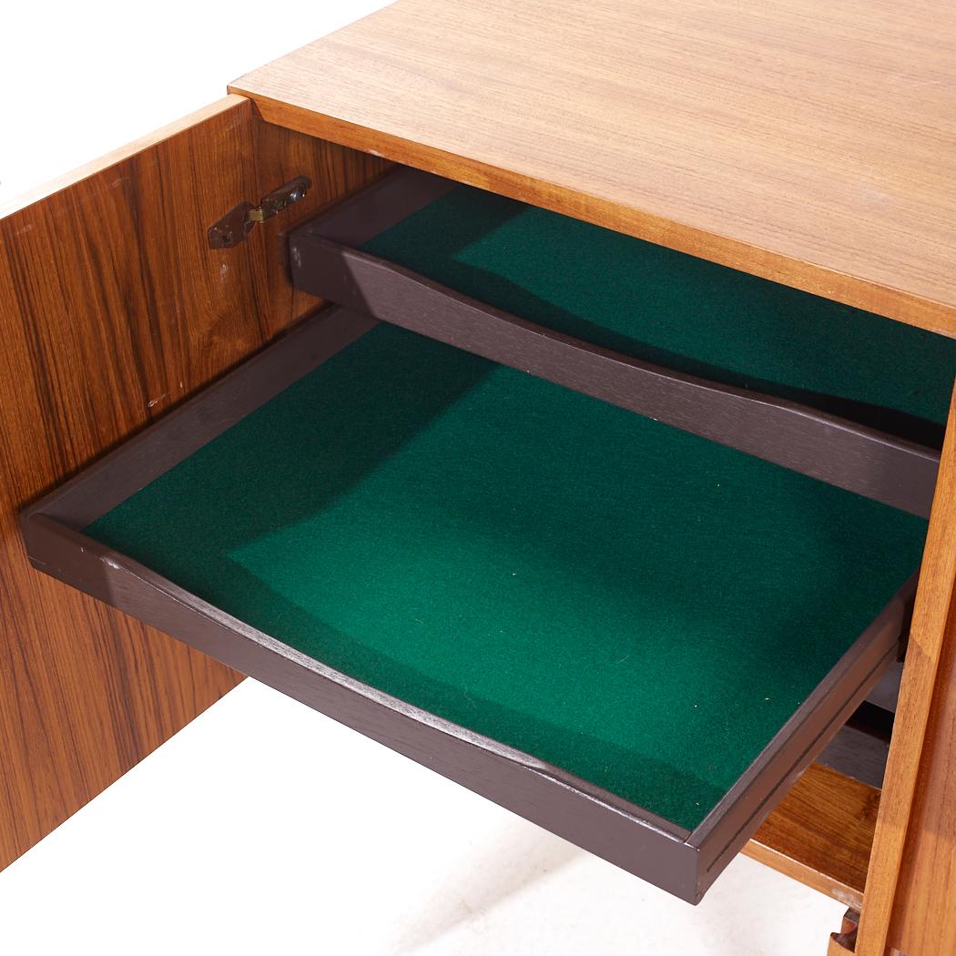 Kofod Larsen per Faarup Møbelfabrik Credenza danese di metà secolo in teak in vendita 1