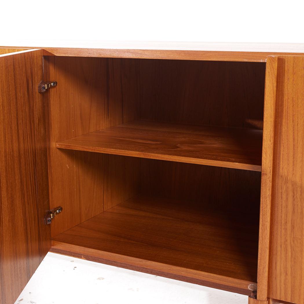 Kofod Larsen per Faarup Møbelfabrik Credenza danese di metà secolo in teak in vendita 2