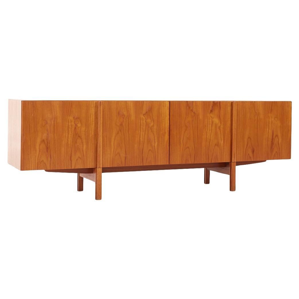 Kofod Larsen für Faarup Møbelfabrik Dänisches Teakholz-Credenza aus der Mitte des Jahrhunderts