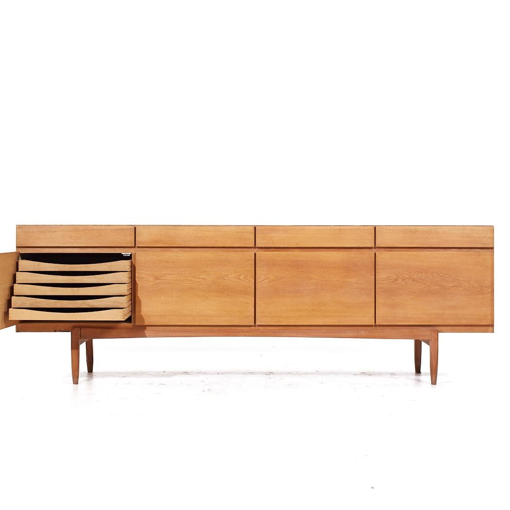 Kofod Larsen per Faarup Møbelfabrik Modello 66 Credenza danese di metà secolo in teak in vendita 3