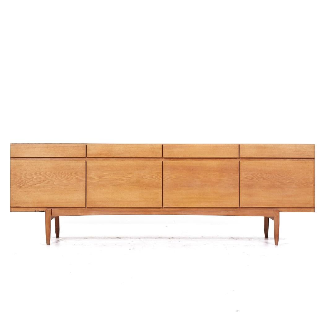 Kofod Larsen per Faarup Møbelfabrik Modello 66 Credenza danese di metà secolo in teak

Questa credenza misura: 90,5 larghezza x 19,5 profondità x 30,25 pollici di altezza

Tutti i mobili possono essere acquistati in quello che noi chiamiamo stato