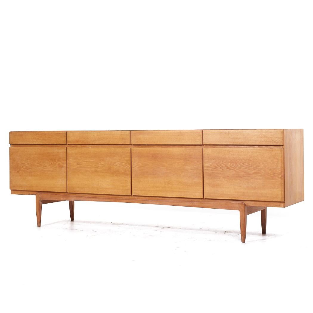 Mid-Century moderno Kofod Larsen per Faarup Møbelfabrik Modello 66 Credenza danese di metà secolo in teak in vendita