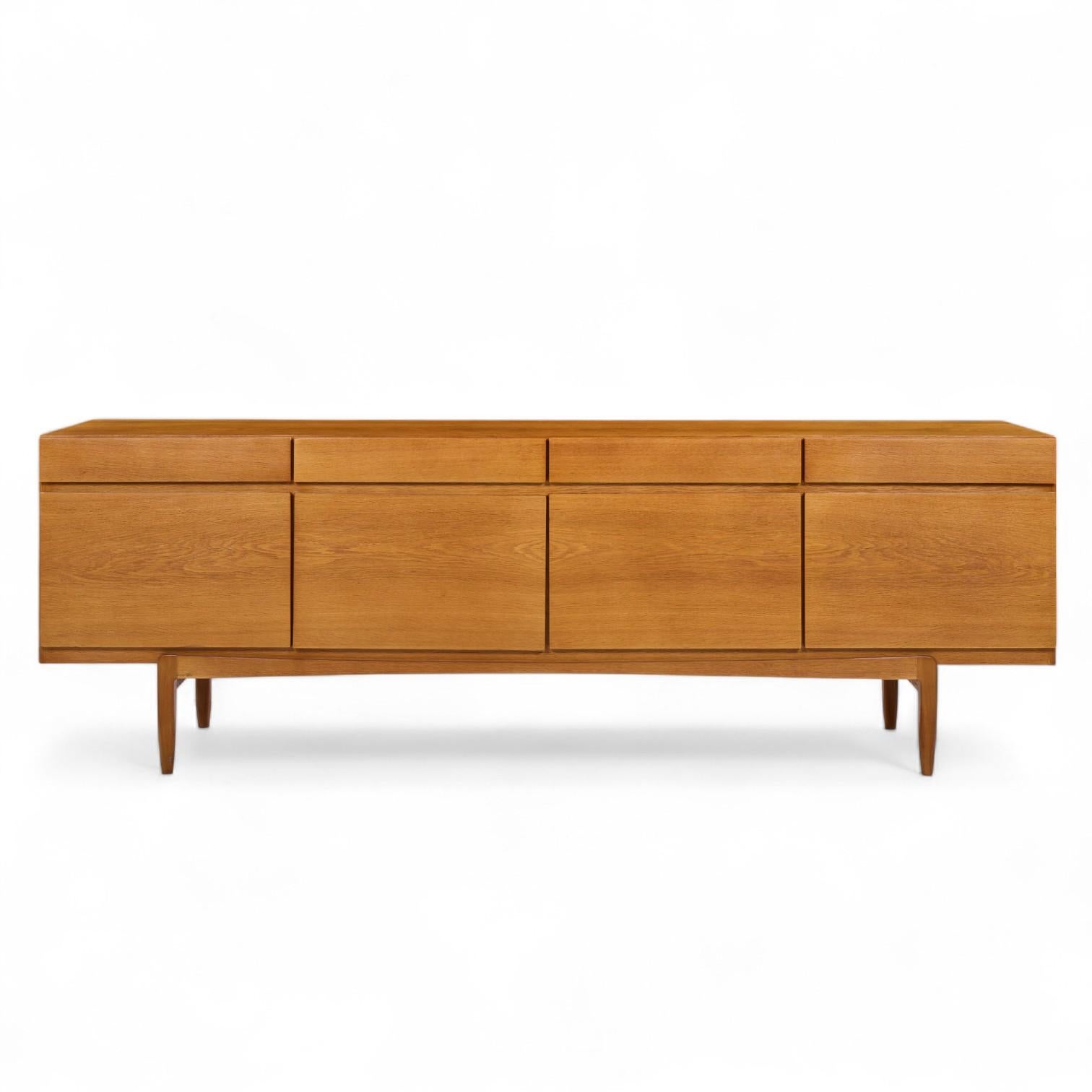Kofod Larsen pour Faarup Møbelfabrik Modèle 66 Crédence en teck danoise du milieu de siècle

Cette crédence mesure : 90.5 de large x 19.5 de profond x 30.25 de haut

Tous les meubles peuvent être achetés dans ce que nous appelons un état vintage
