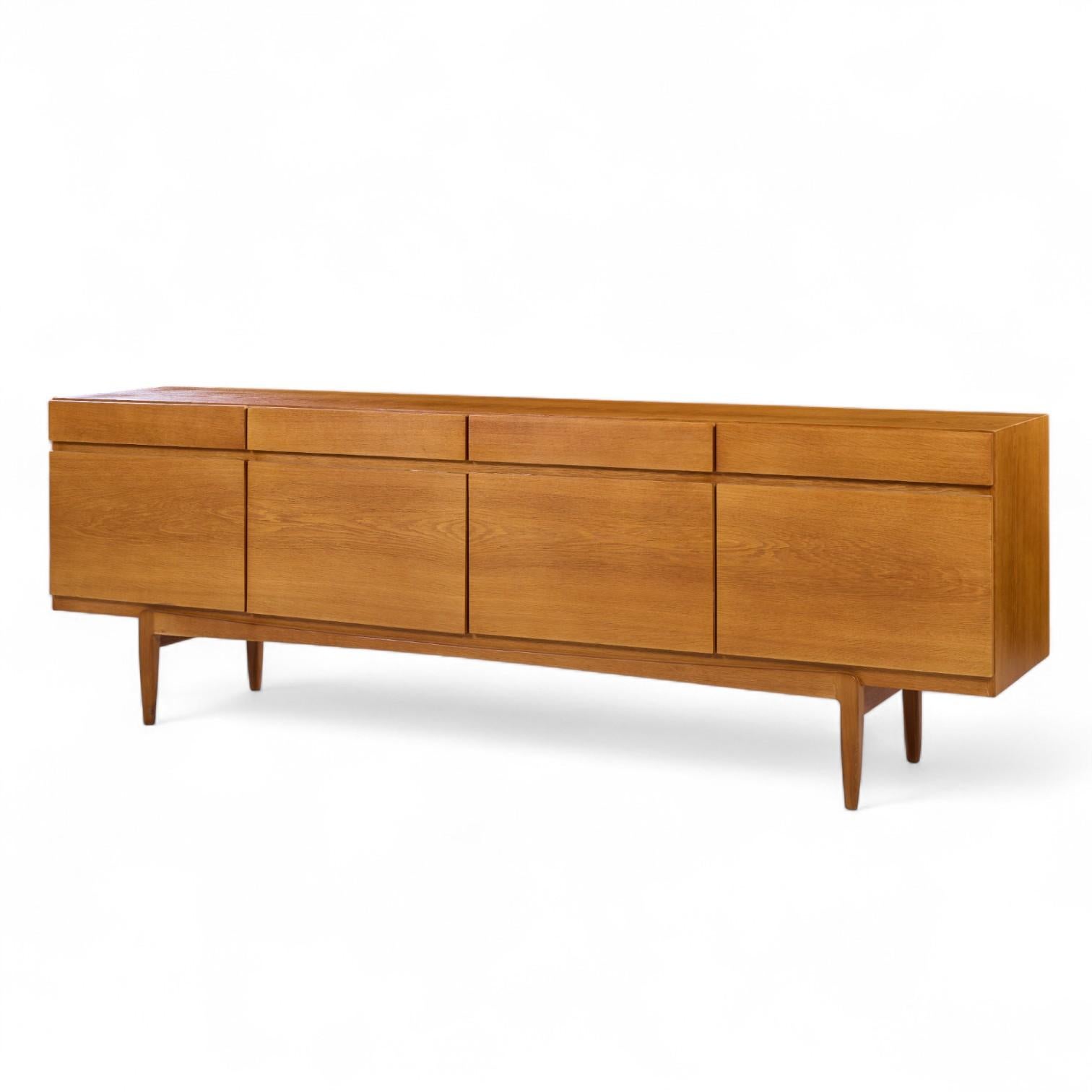 Mid-Century Modern Kofod Larsen pour Faarup Møbelfabrik Modèle 66 Crédence en teck danoise du milieu de siècle en vente