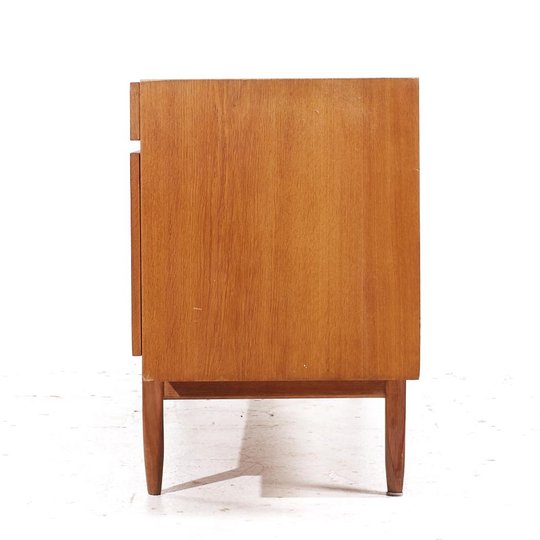 Kofod Larsen per Faarup Møbelfabrik Modello 66 Credenza danese di metà secolo in teak In condizioni buone in vendita a Countryside, IL