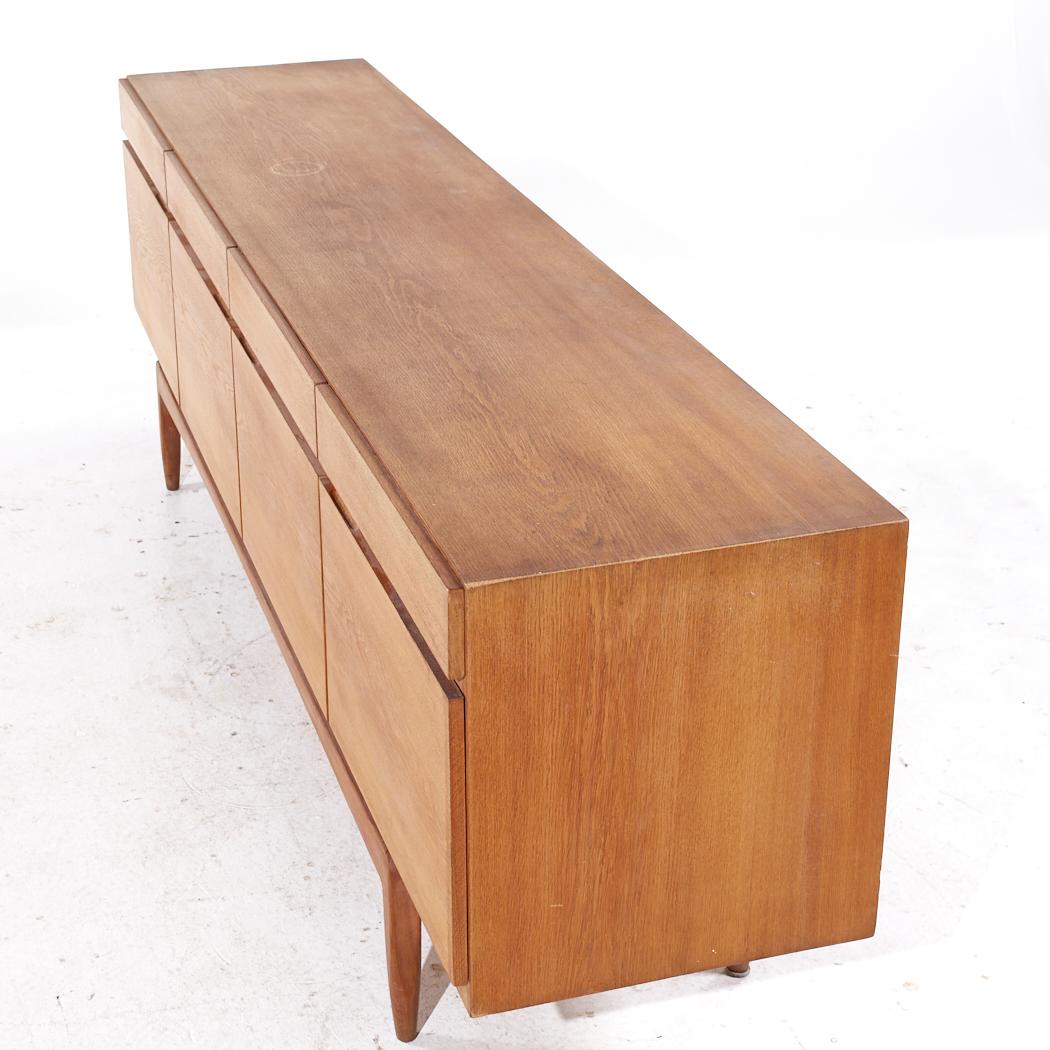 Fine XX secolo Kofod Larsen per Faarup Møbelfabrik Modello 66 Credenza danese di metà secolo in teak in vendita