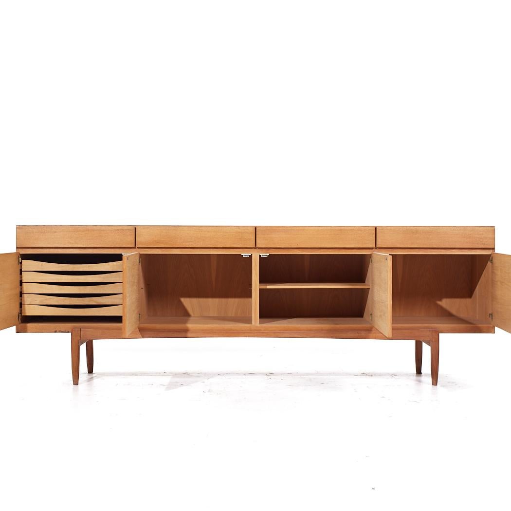Teak Kofod Larsen per Faarup Møbelfabrik Modello 66 Credenza danese di metà secolo in teak in vendita