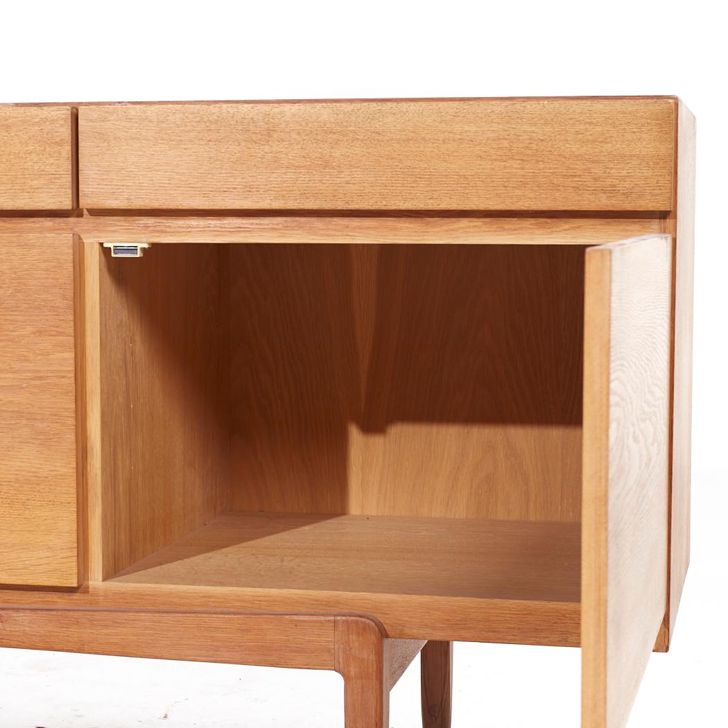 Kofod Larsen per Faarup Møbelfabrik Modello 66 Credenza danese di metà secolo in teak in vendita 2