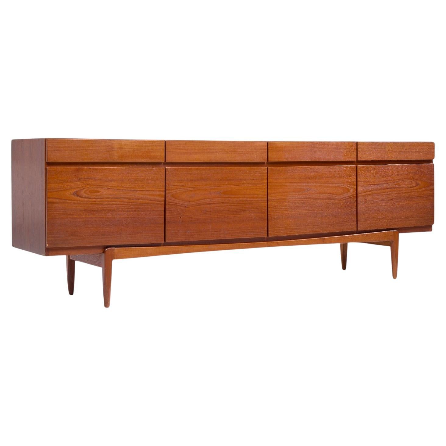 Kofod Larsen für Faarup Møbelfabrik Modell 66 Dänisches Teakholz-Credenza aus der Mitte des Jahrhunderts