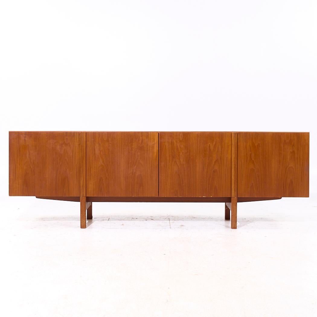 Credenza in teak danese di Kofod Larsen per Faarup Mobelfabrik

Questa credenza misura: 90,5 larghezza x 20,5 profondità x 29,25 pollici di altezza

Tutti i mobili possono essere acquistati in quello che noi chiamiamo stato vintage restaurato. Ciò