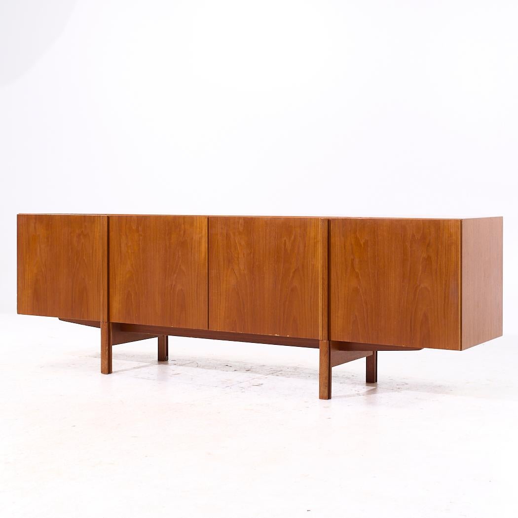 Mid-Century moderno Credenza in teak danese di Kofod Larsen per Faarup Mobelfabrik in vendita