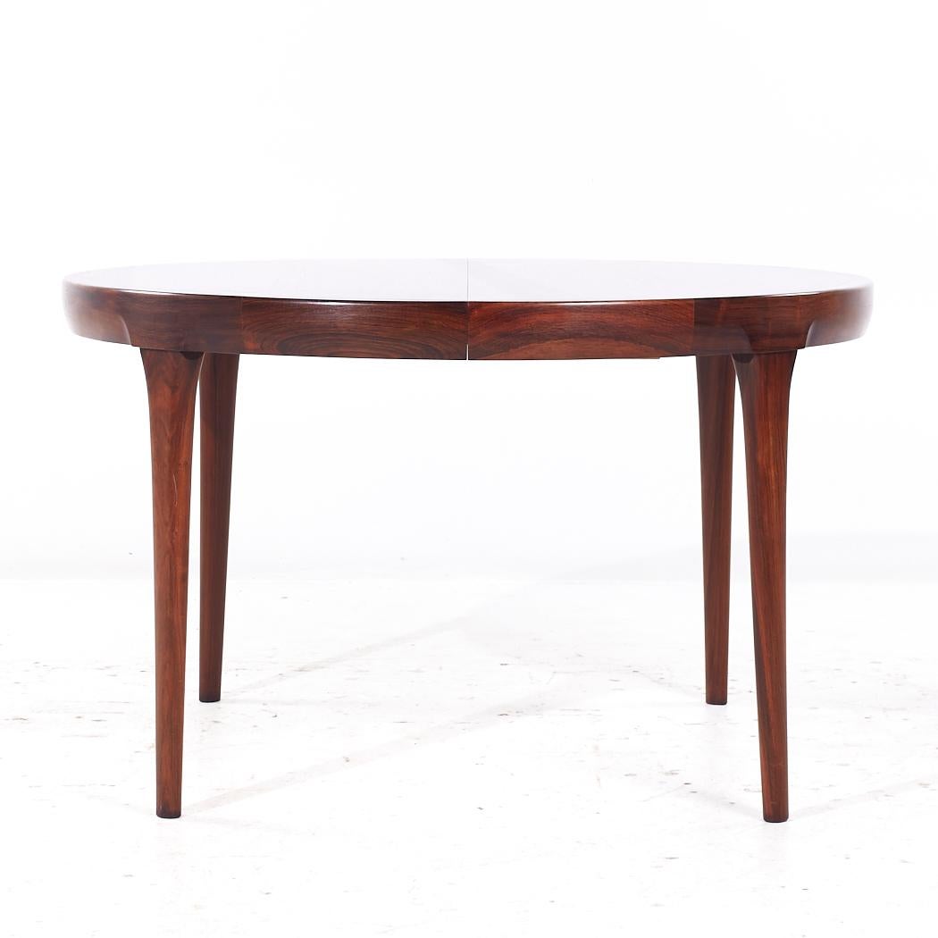 Kofod Larsen for Faarup Mobelfabrik Mid Century Danish Rosewood Expanding Dining Table with 2 Leaves

This table measures: 47.25 wide x 47.25 deep x 28.5 inches high, with a chair clearance of 25.25 inches, each leaf measures 19.5 inches wide,