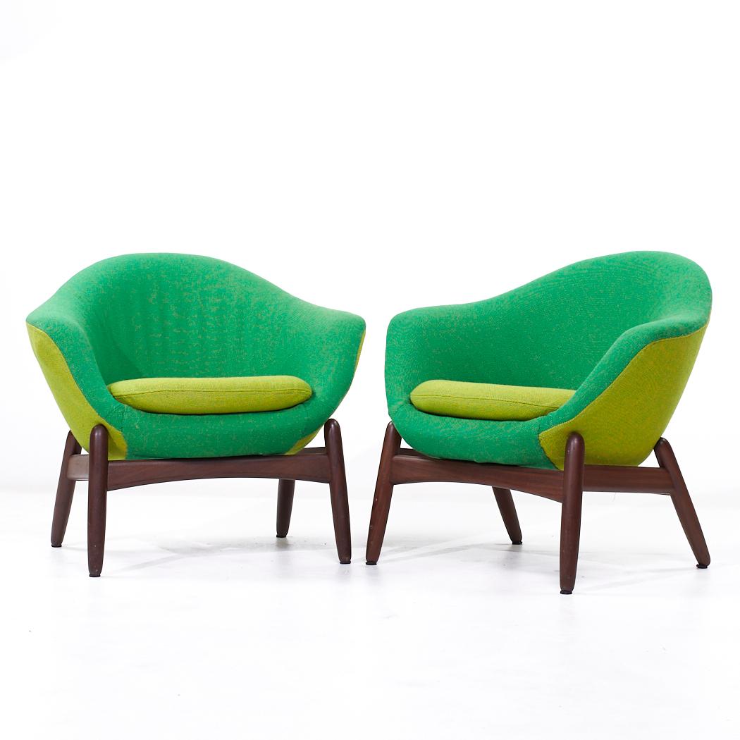 Mid-Century moderno Kofod Larsen per Povl Dinesen Sedie da salotto a baccello in teak danese del metà secolo - coppia in vendita