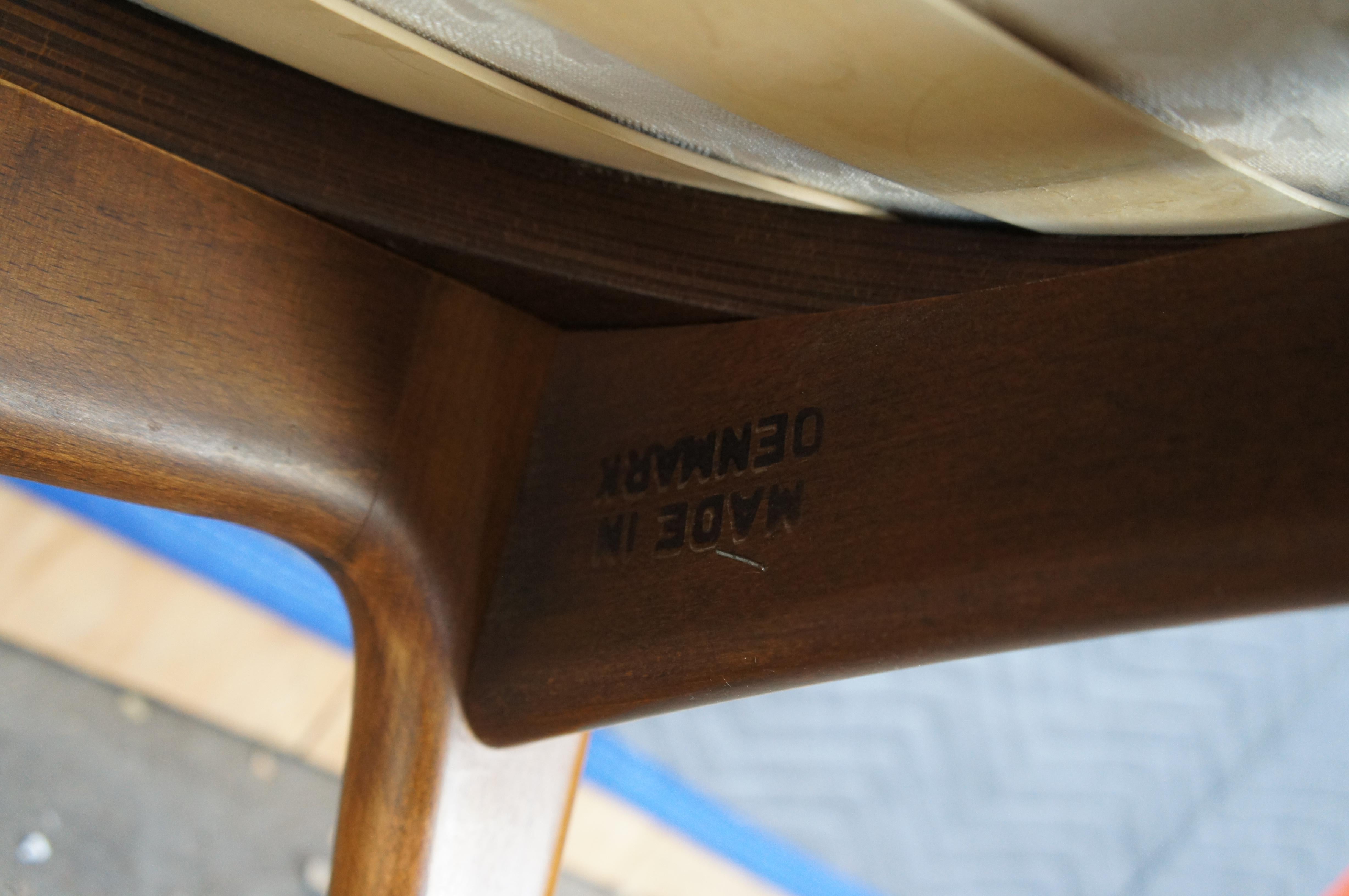 Kofod Larsen für Selig Mid Century Danish Modern Nussbaum Hoop Peacock Chair MCM im Angebot 5
