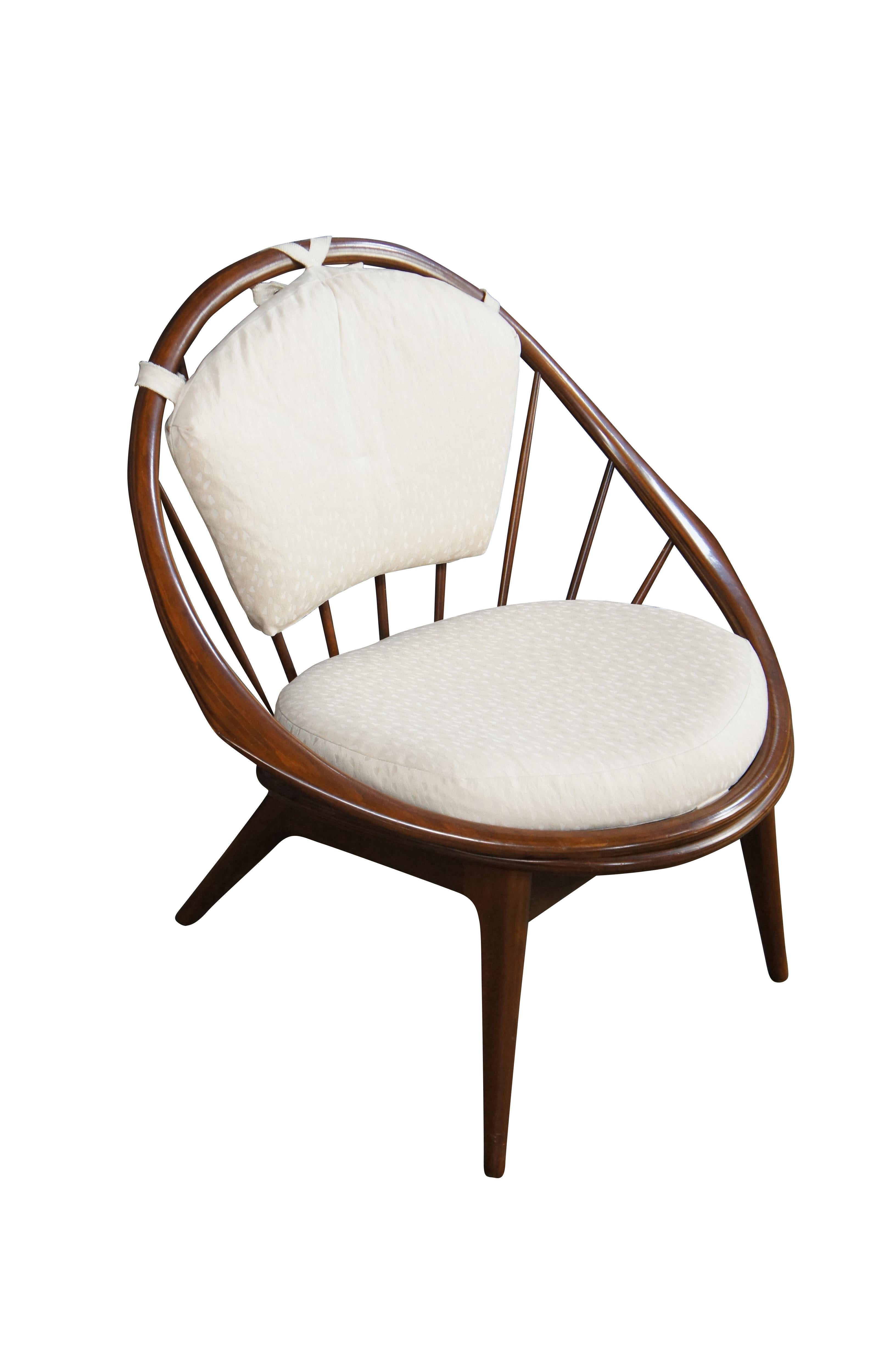Kofod Larsen für Selig Dänischer Moderner Loungesessel 'Hoop' aus Nussbaum. Ein ikonisches Design, das eine nahtlose Form mit Spindelrücken, erhöhter Rückenlehne und Sitzkissen zeigt.

Abmessungen:
34