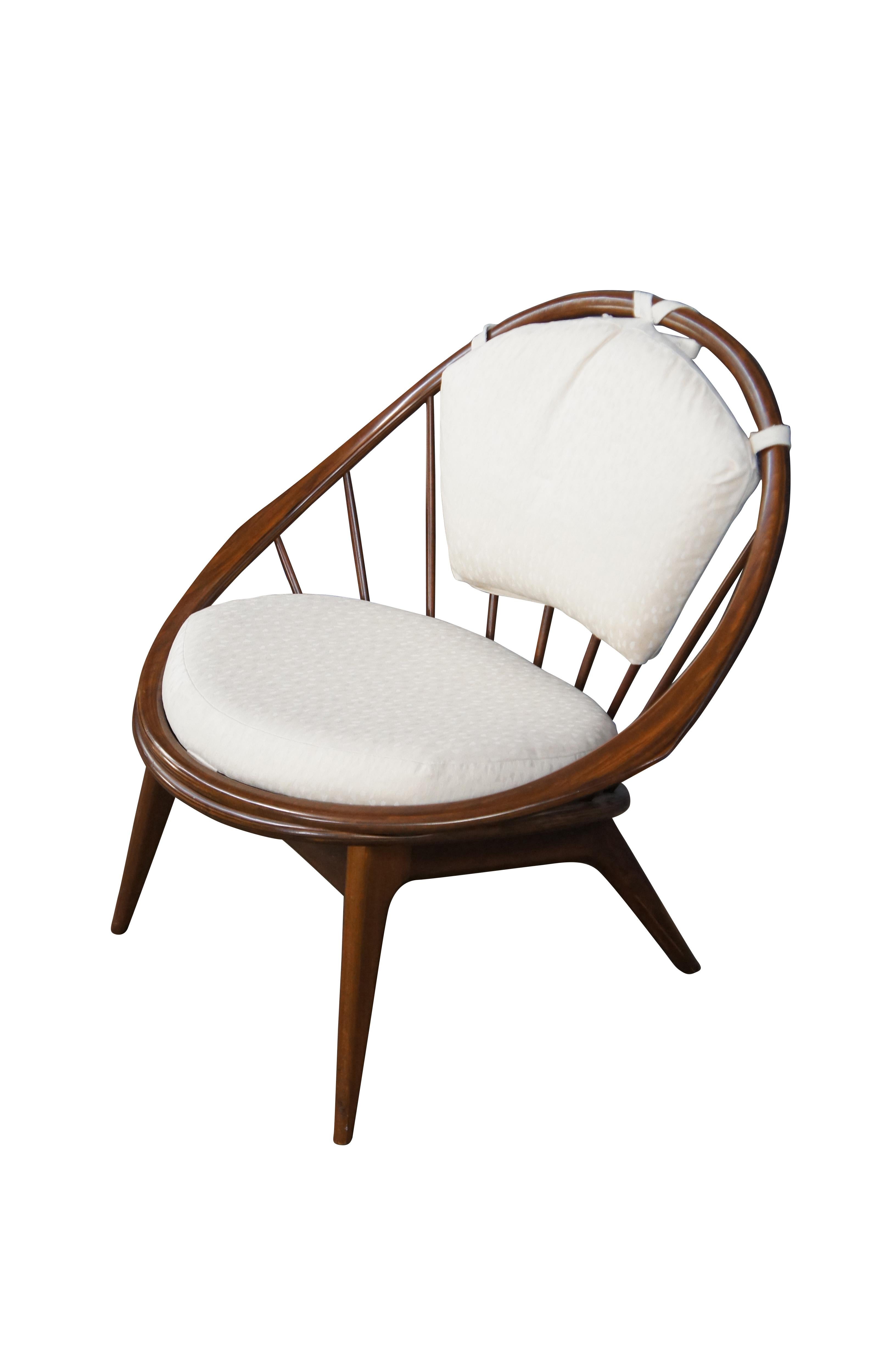 Kofod Larsen für Selig Mid Century Danish Modern Nussbaum Hoop Peacock Chair MCM (Skandinavisch) im Angebot