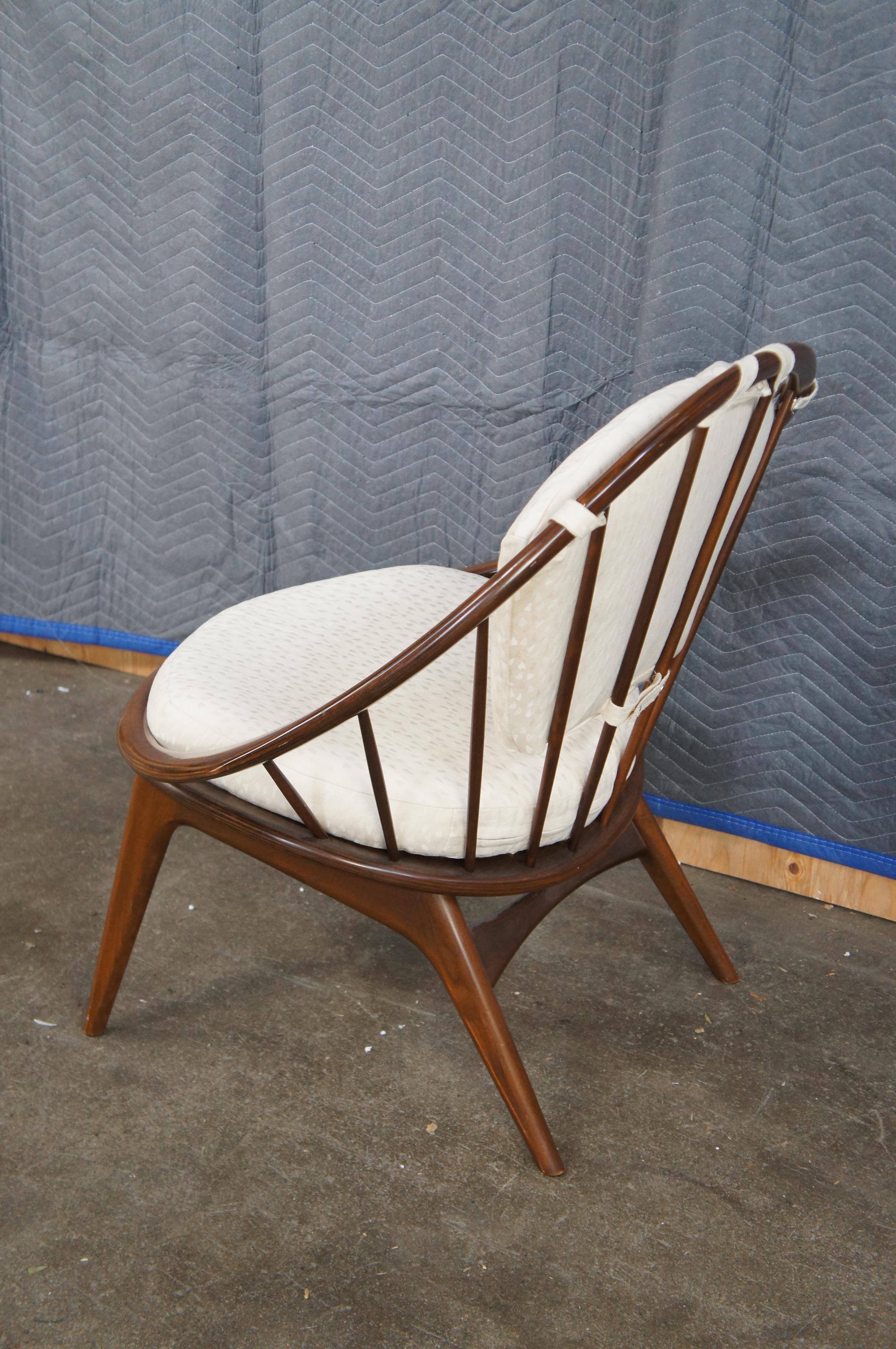 Kofod Larsen für Selig Mid Century Danish Modern Nussbaum Hoop Peacock Chair MCM (Stoff) im Angebot