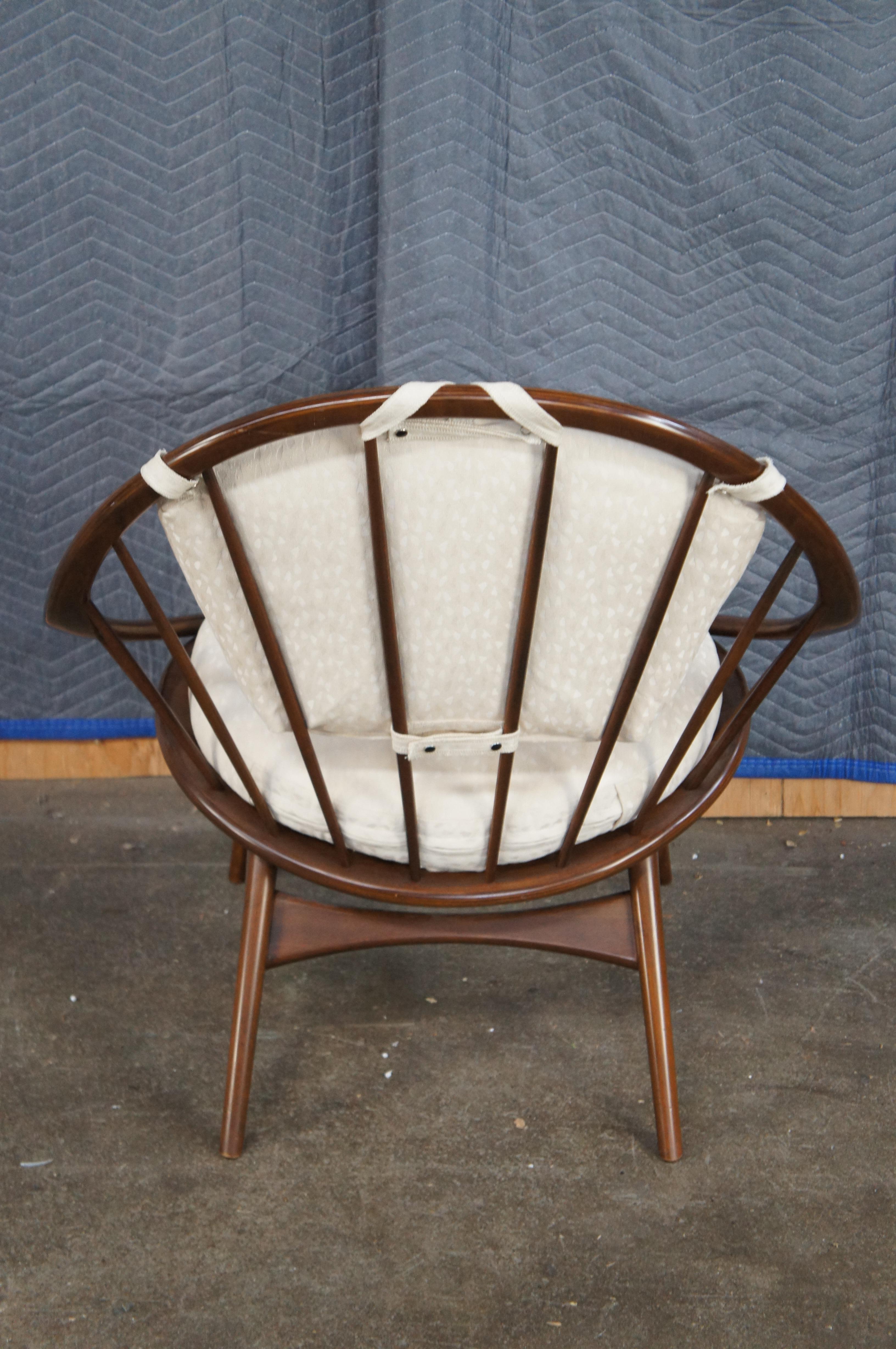 Kofod Larsen für Selig Mid Century Danish Modern Nussbaum Hoop Peacock Chair MCM im Angebot 1
