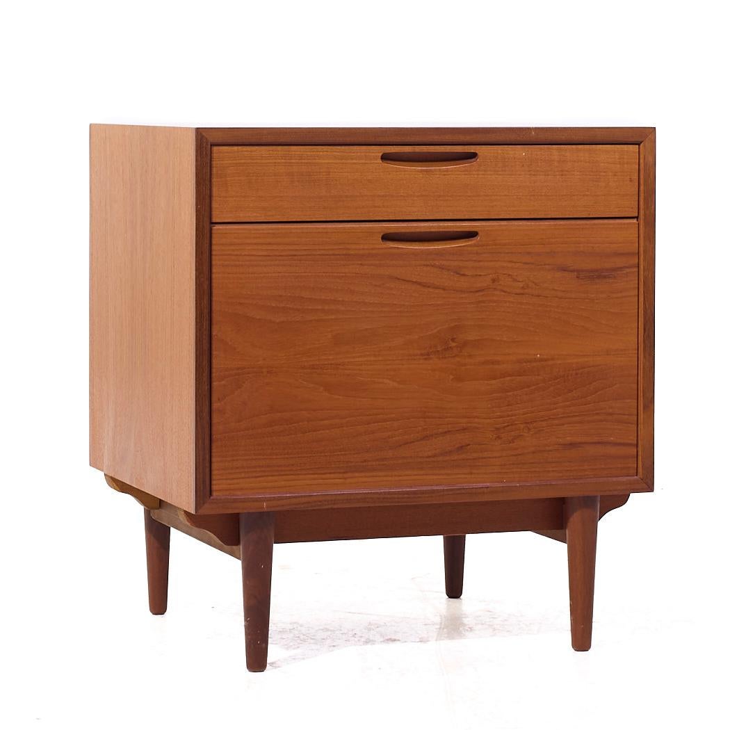 Kofod Larsen for Selig Mid Century Danish Teak Nightstands - Pair In Good Condition For Sale In Countryside, IL