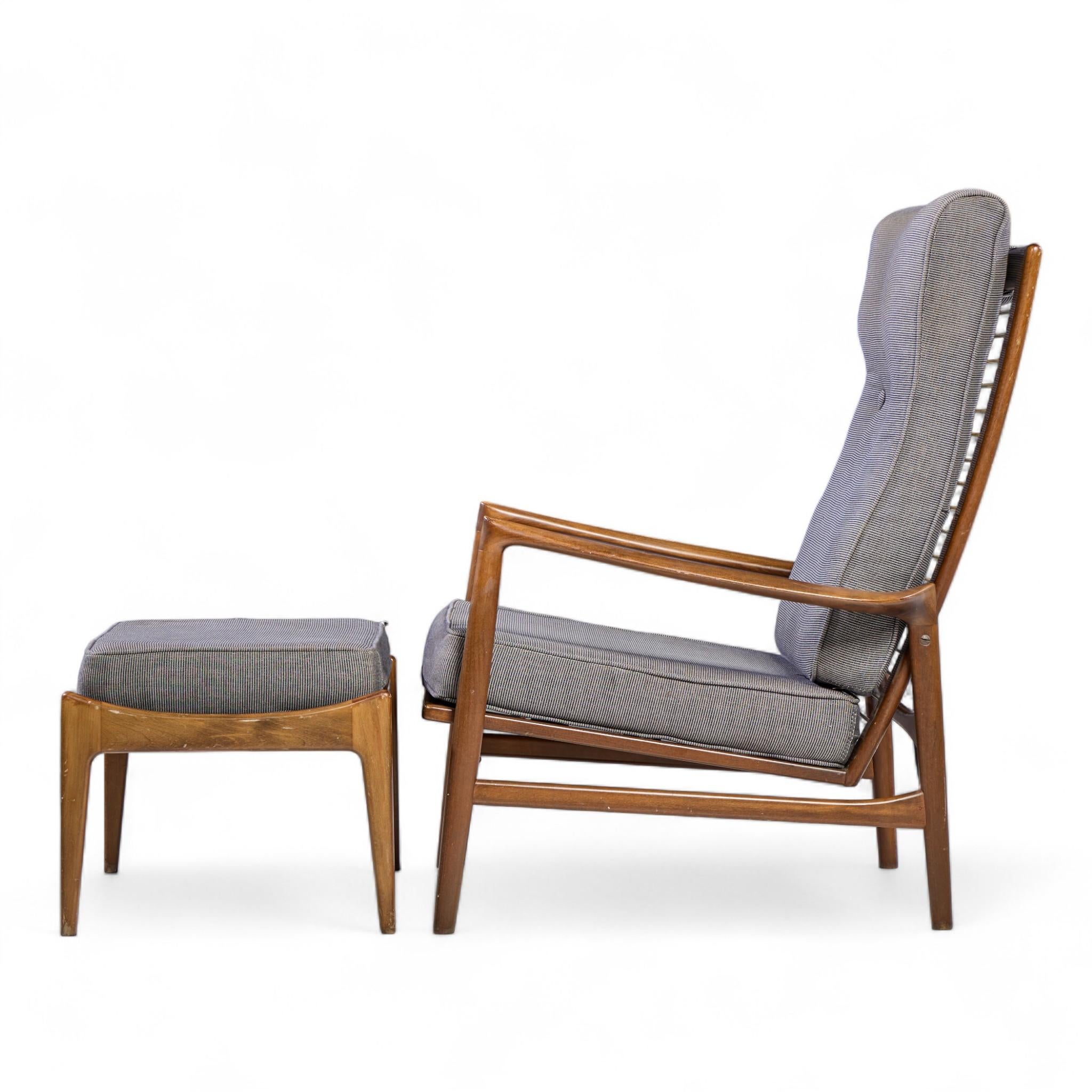 Kofod Larsen for Selig Mid Century Danish Walnut Lounge Chair and Ottoman État moyen - En vente à Franklin Park, IL