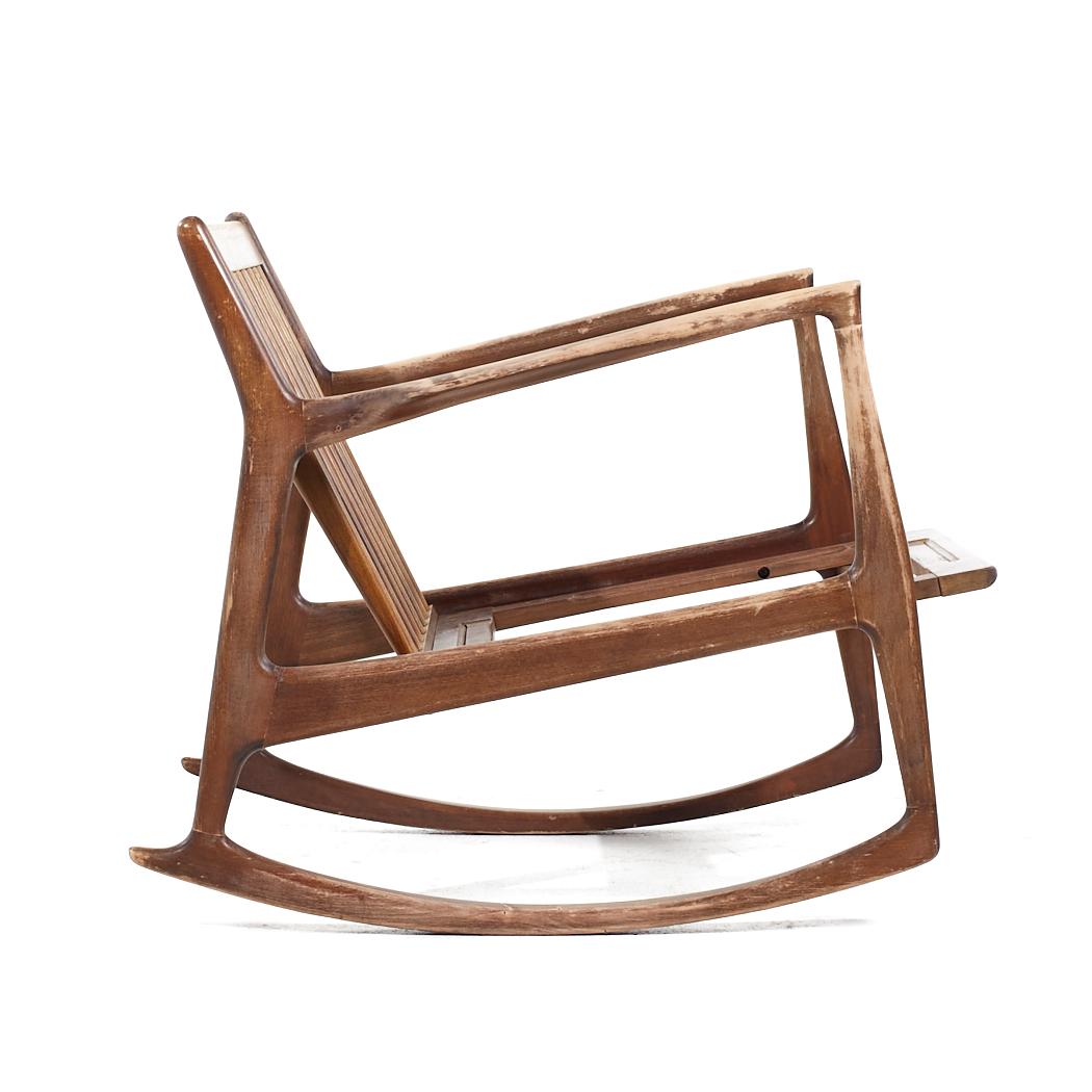Kofod Larsen for Selig Mid Century Danish Walnut Rocking Lounge Chair In Good Condition For Sale In Countryside, IL