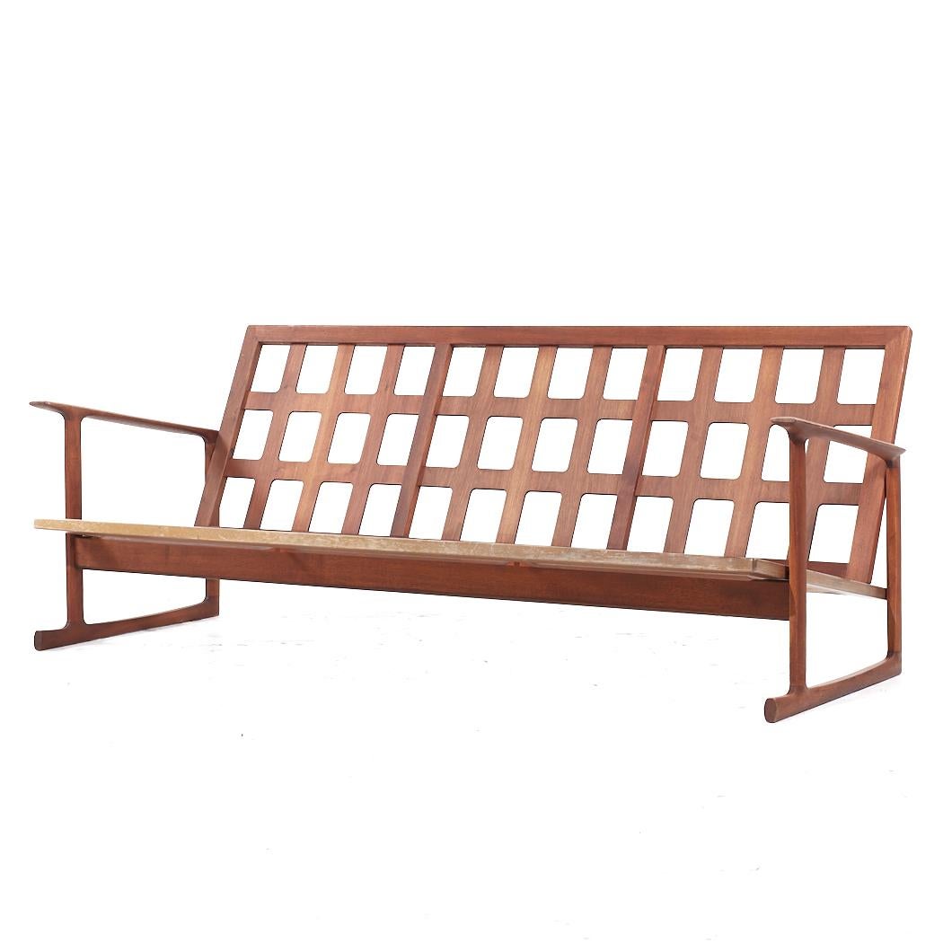 Mid-Century moderno Kofod Larsen per Selig Divano danese a slitta in noce del metà del secolo scorso in vendita