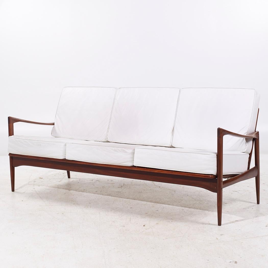 Mid-Century moderno Divano in noce danese di metà secolo di Kofod Larsen per Selig in vendita