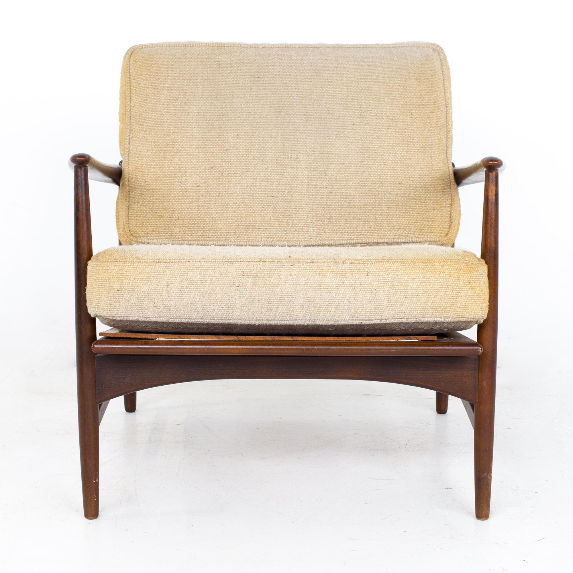 Kofod Larsen for Selig Mid Century Lounge Chairs, a Pair In Good Condition In Countryside, IL
