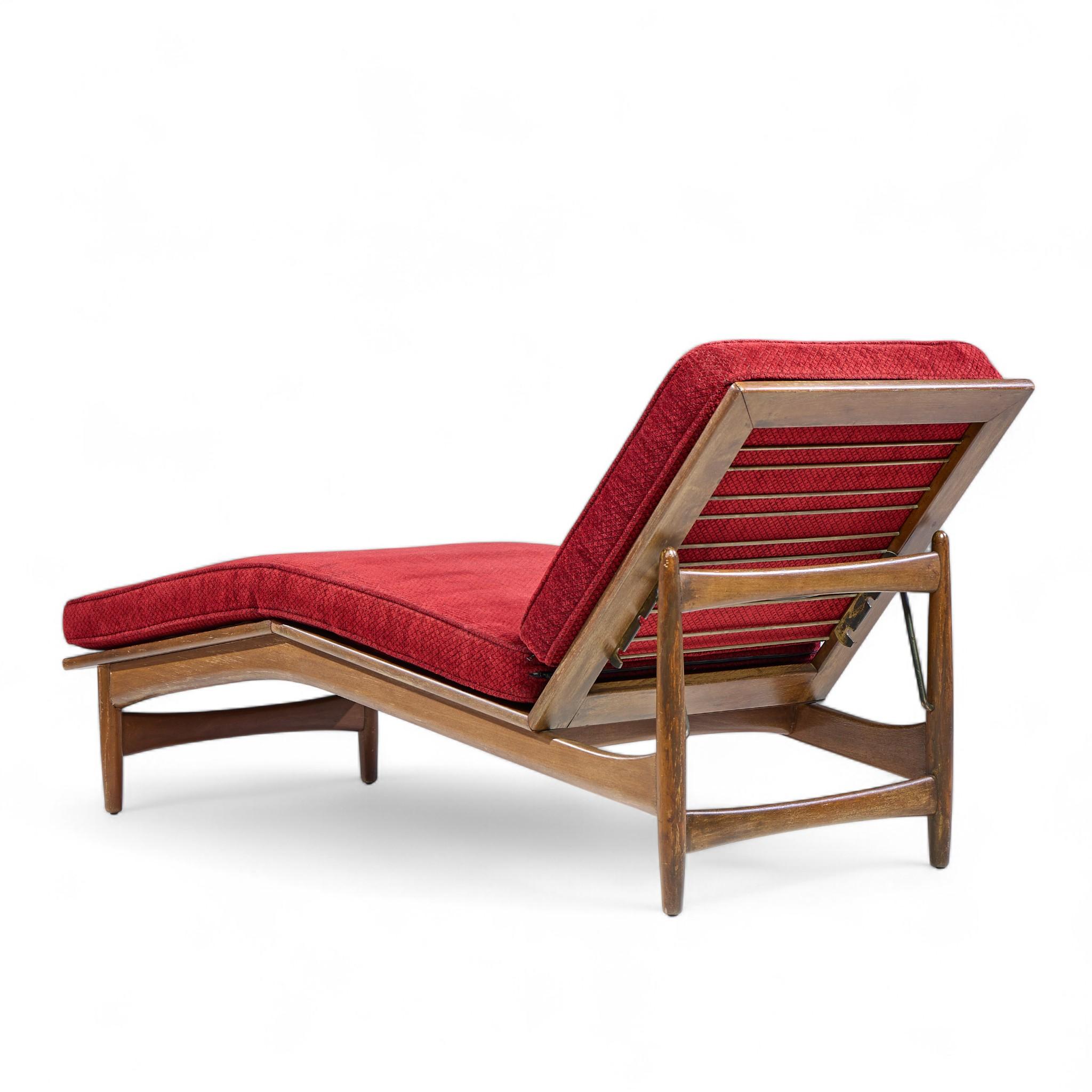 Sedia a sdraio in noce di metà secolo di Kofod Larsen per Selig In condizioni buone in vendita a Franklin Park, IL