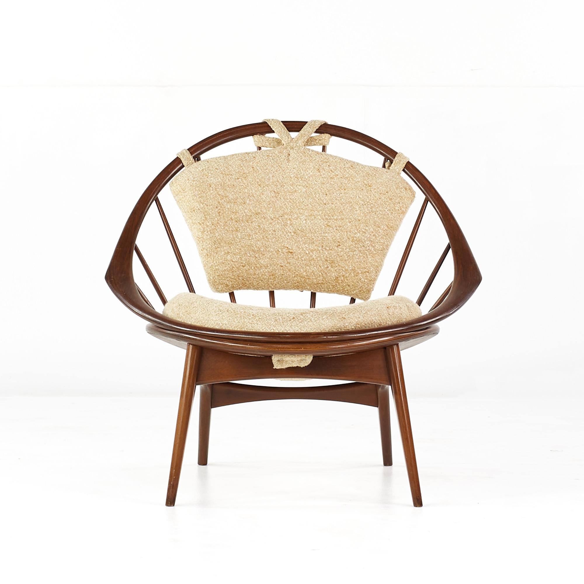 Chaise paon en noyer du milieu du siècle de Kofod Larsen for Selig.

Cette chaise mesure : 33,5 de large x 28 de profond x 32 pouces de haut, avec une hauteur d'assise/d'espace libre de 16 pouces.

Tous les meubles peuvent être achetés dans ce