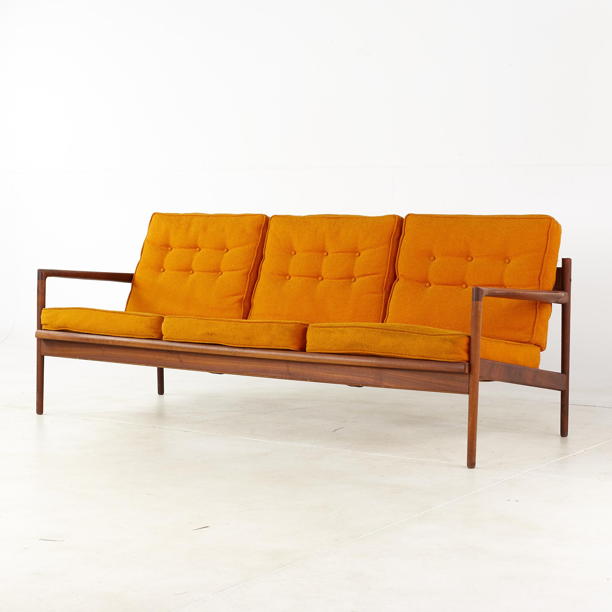 Mid-Century moderno Divano in noce di metà secolo di Kofod Larsen per Selig in vendita