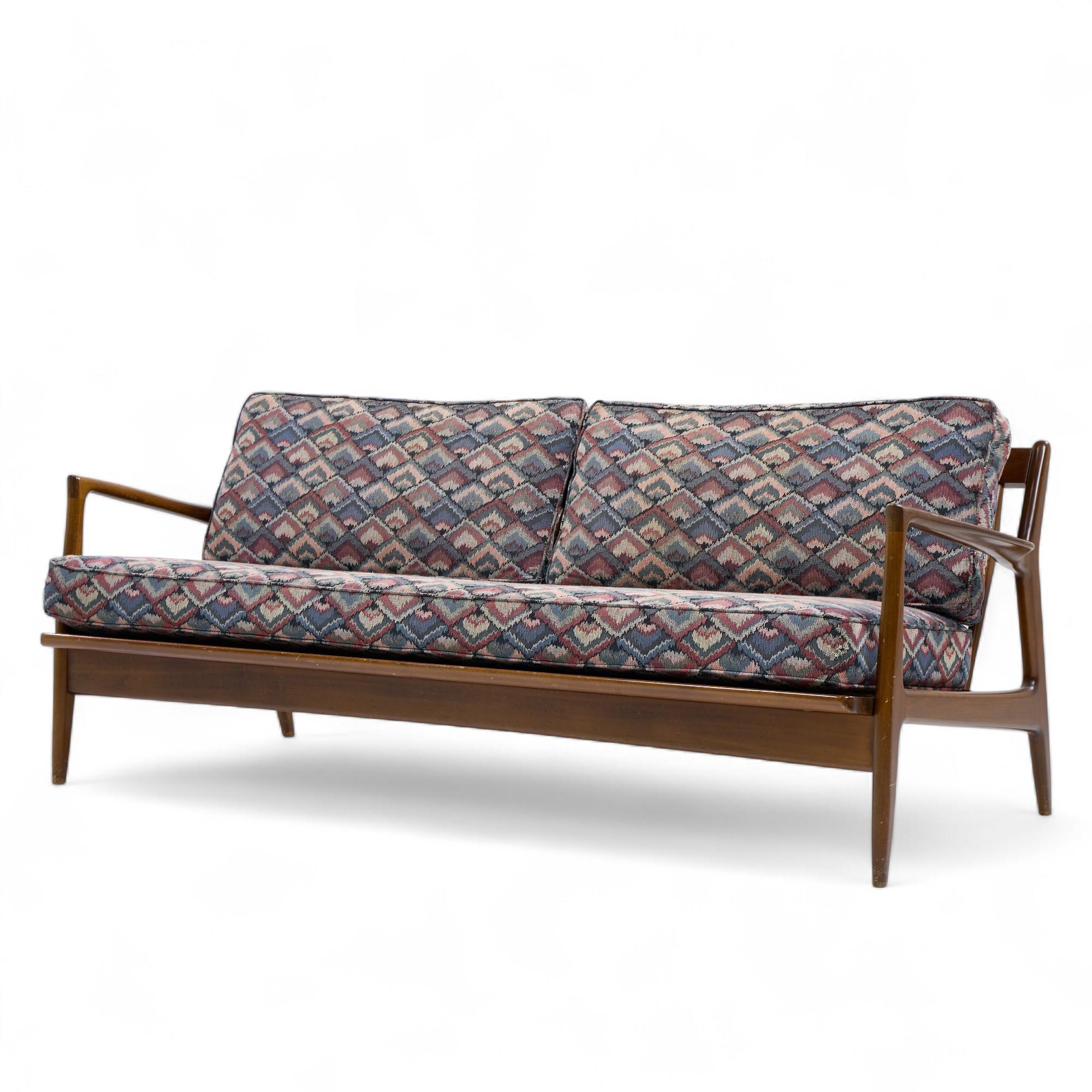 Kofod Larsen for Selig Mid Century Walnut Sofa Moderno de mediados de siglo en venta