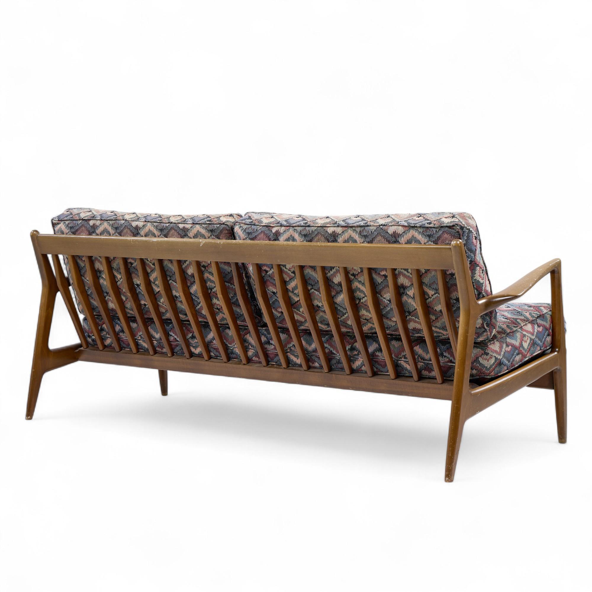 Kofod Larsen for Selig Mid Century Walnut Sofa Tapicería en venta