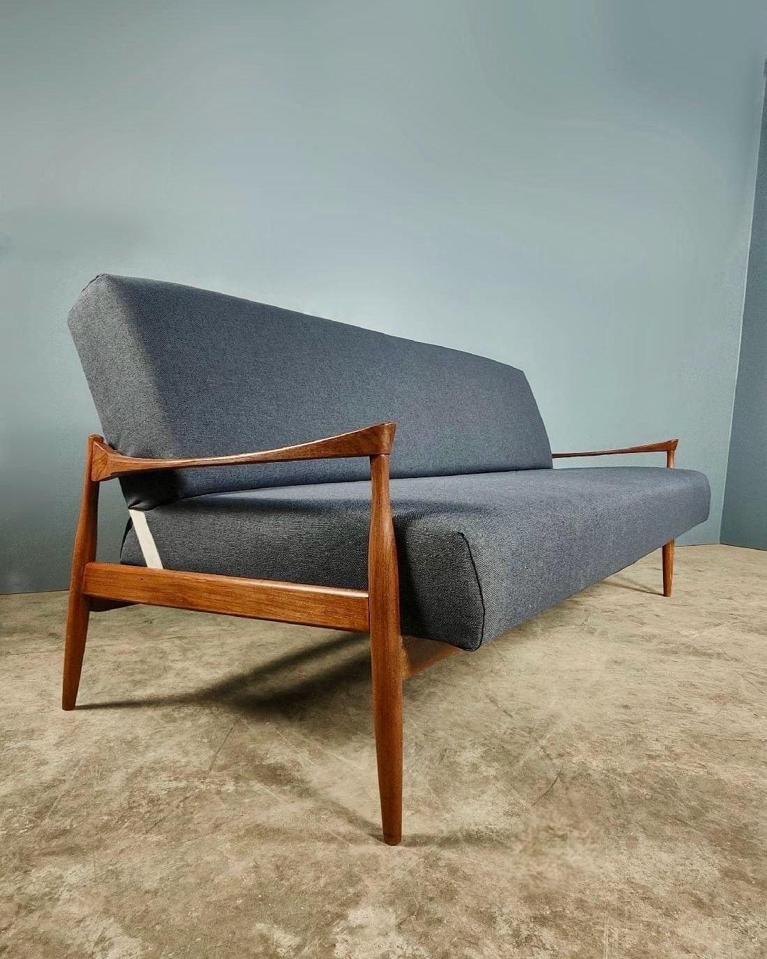 Nouveau stock ✅


Milieu de siècle G-Plan Gamme danoise Afromosia 6249 Chaise longue et 6244 Canapé-lit 


Conçu en 1962 par le designer danois Ib Kofod-Larsen pour la 