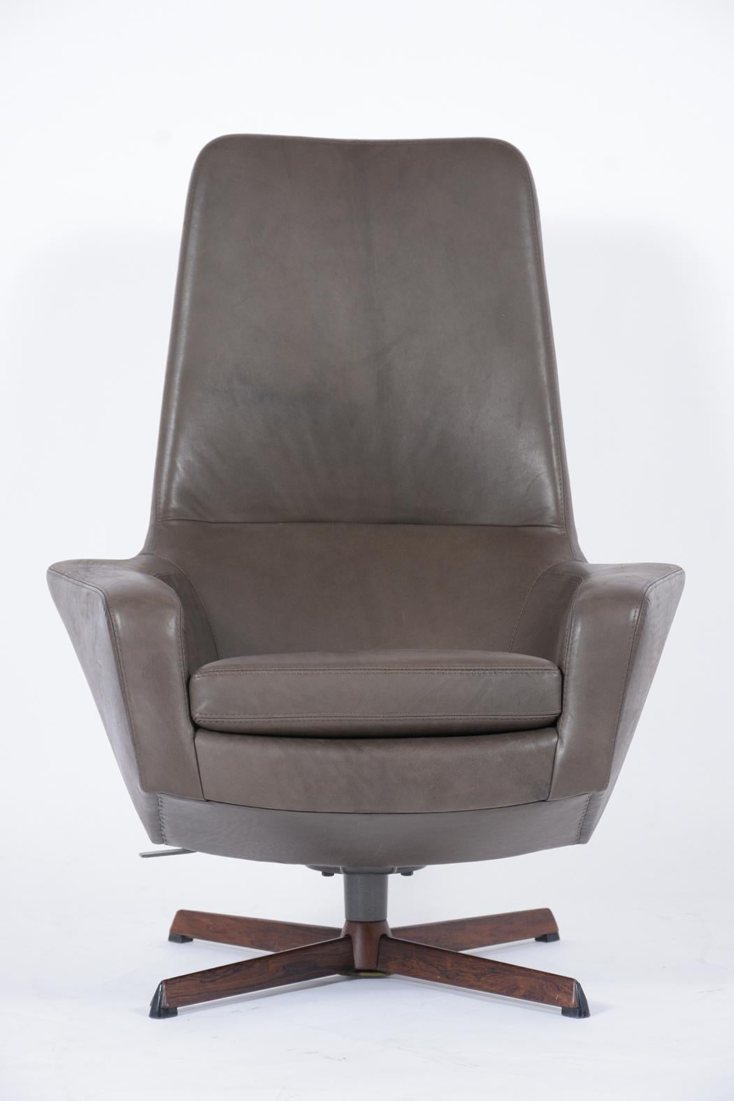 Mid-Century Modern Chaise longue pivotante et pouf Ib Kofod-Larsen restaurées en cuir gris en vente