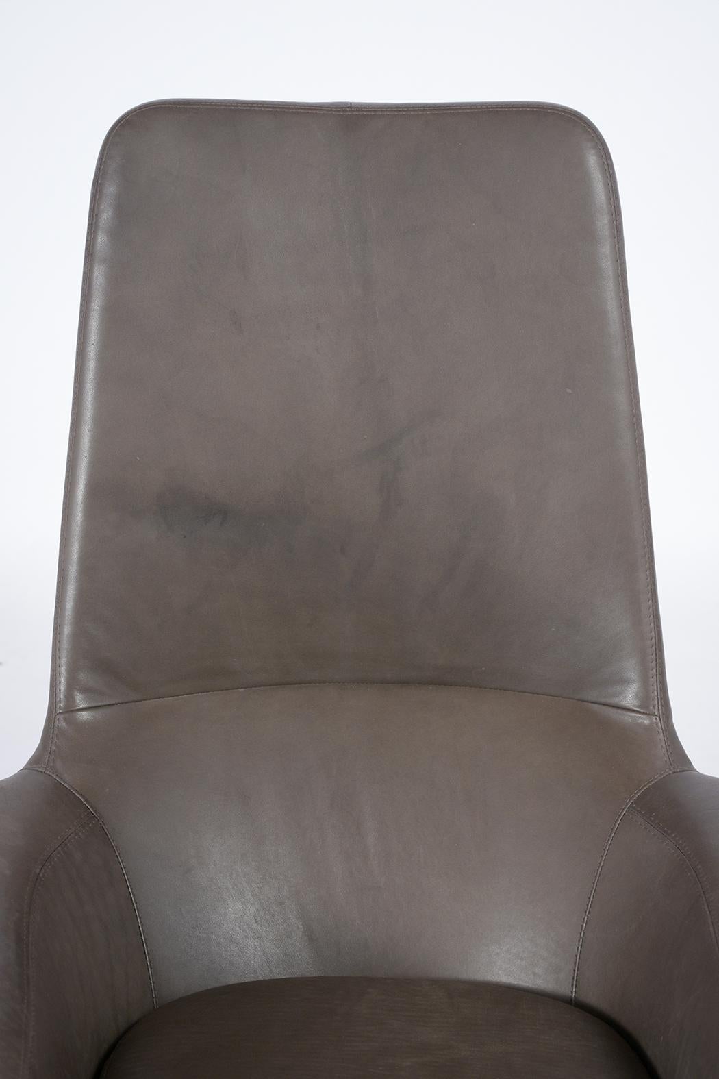 Chaise longue pivotante et pouf Ib Kofod-Larsen restaurées en cuir gris Bon état - En vente à Los Angeles, CA