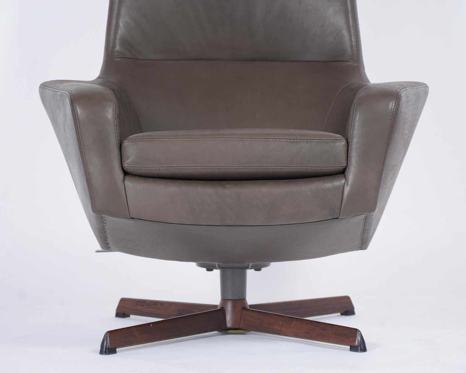 Danois Chaise longue pivotante et pouf Ib Kofod-Larsen restaurées en cuir gris en vente