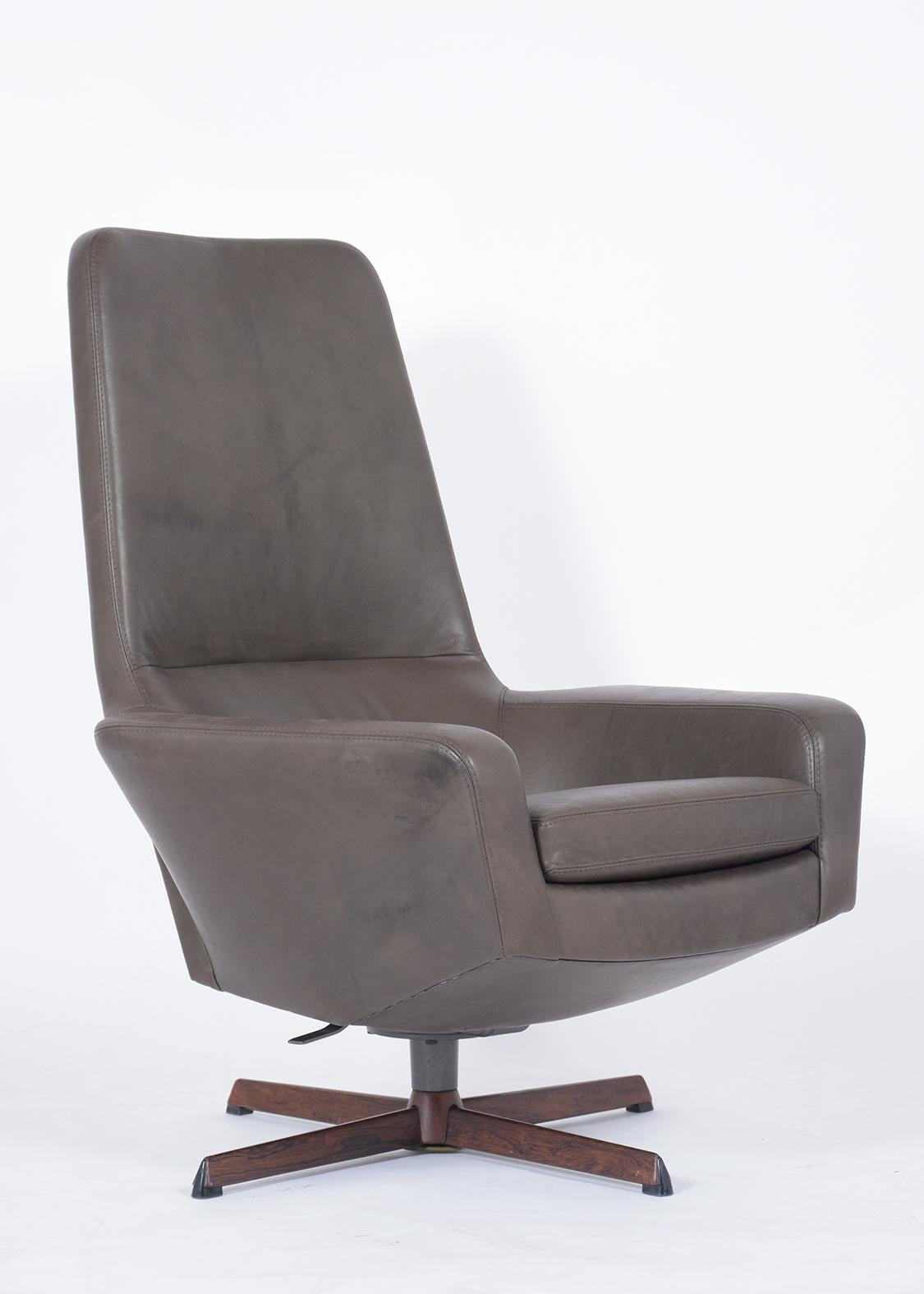 Milieu du XXe siècle Chaise longue pivotante et pouf Ib Kofod-Larsen restaurées en cuir gris en vente
