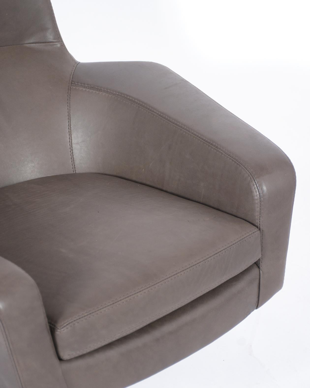 Chaise longue pivotante et pouf Ib Kofod-Larsen restaurées en cuir gris en vente 1