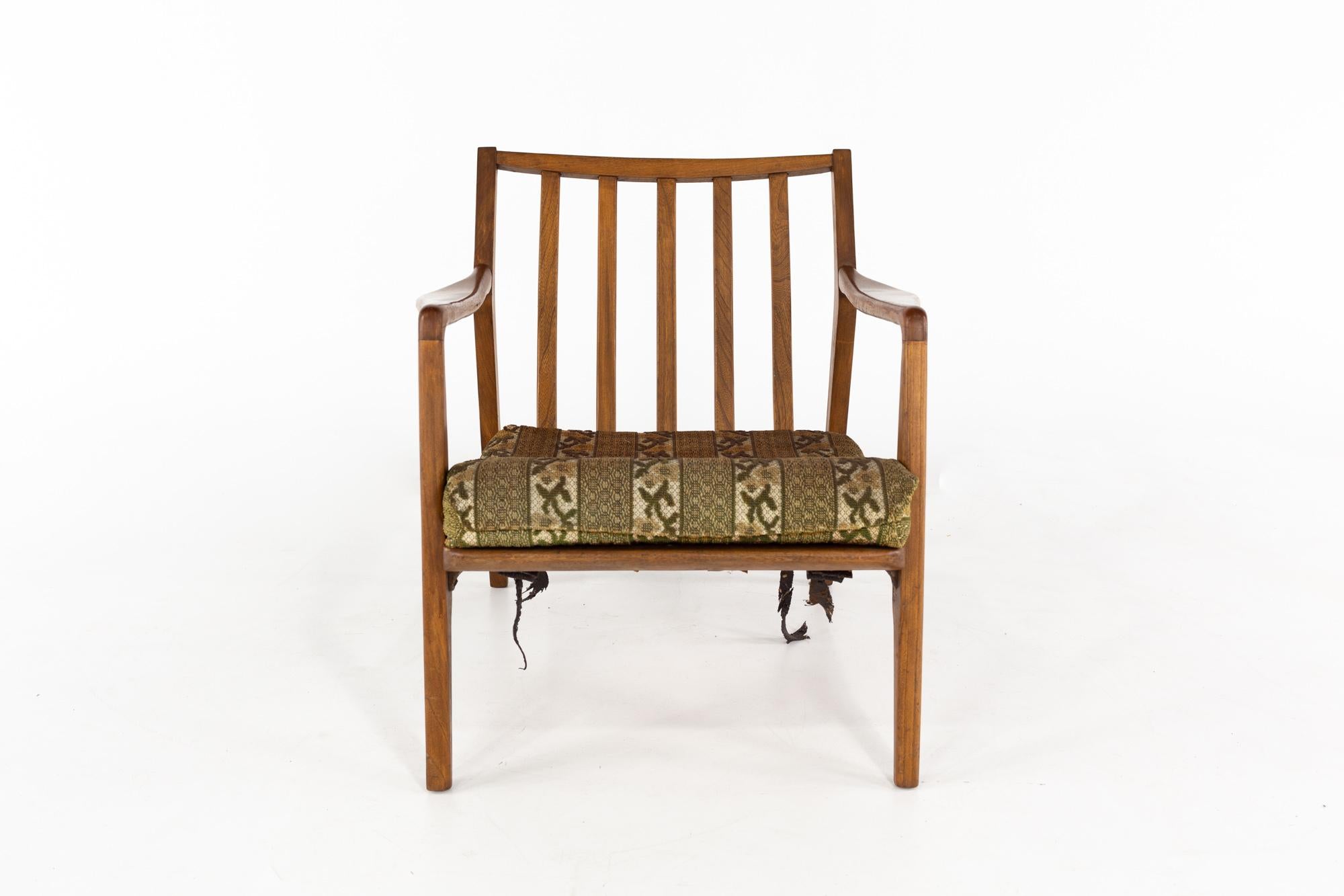 Kofod Larsen Stil Mid Century Danish Lounge Stuhl

Dieser Stuhl misst: 29 breit x 37 tief x 30,5 Zoll hoch, mit einer Sitzhöhe von 23 und Armhöhe von 16 Zoll

Alle Möbelstücke sind in einem so genannten restaurierten Vintage-Zustand zu haben. Das