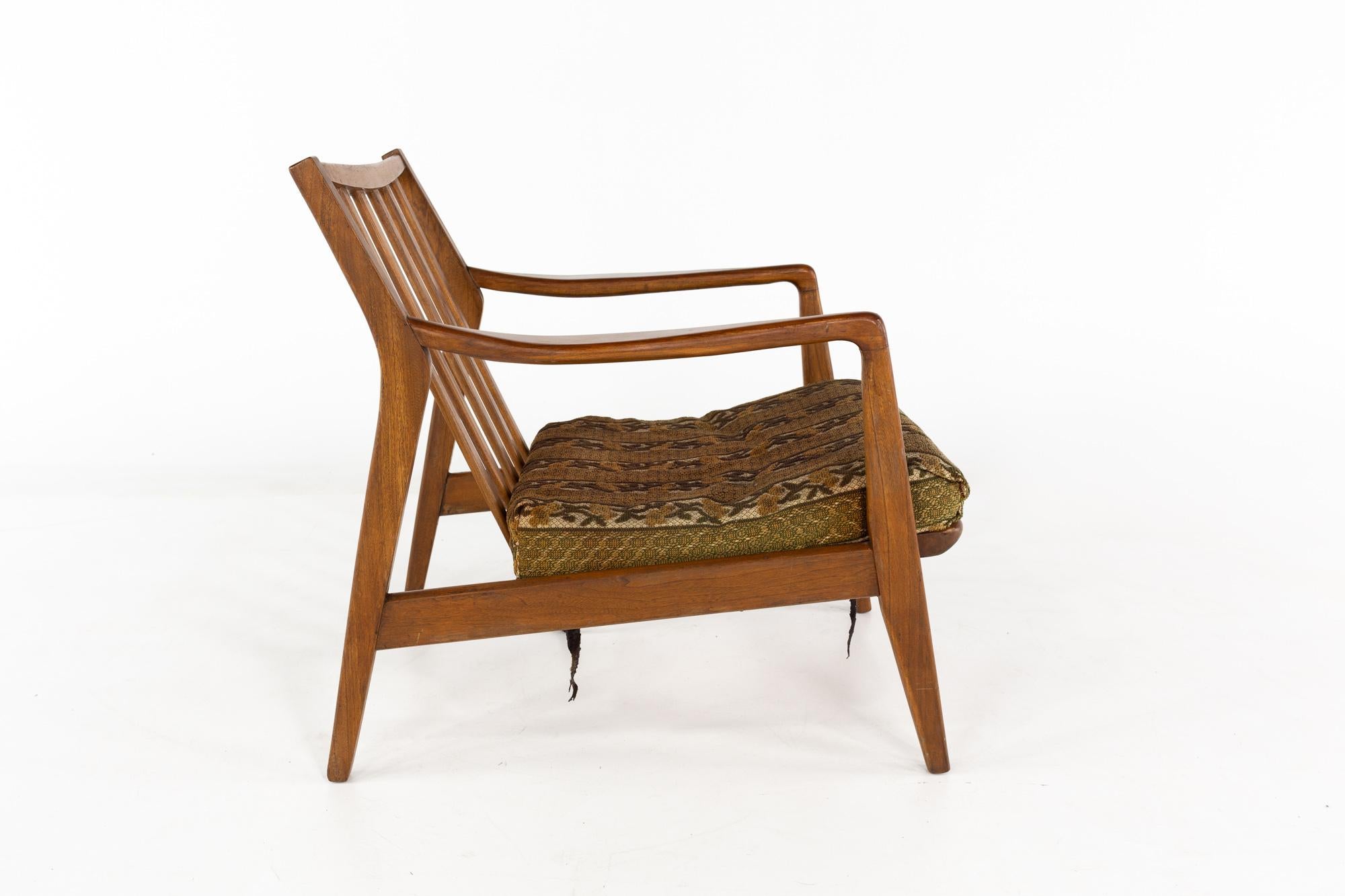 Kofod Larsen Style Mid Century Danish Lounge Chair In Good Condition For Sale In Countryside, IL