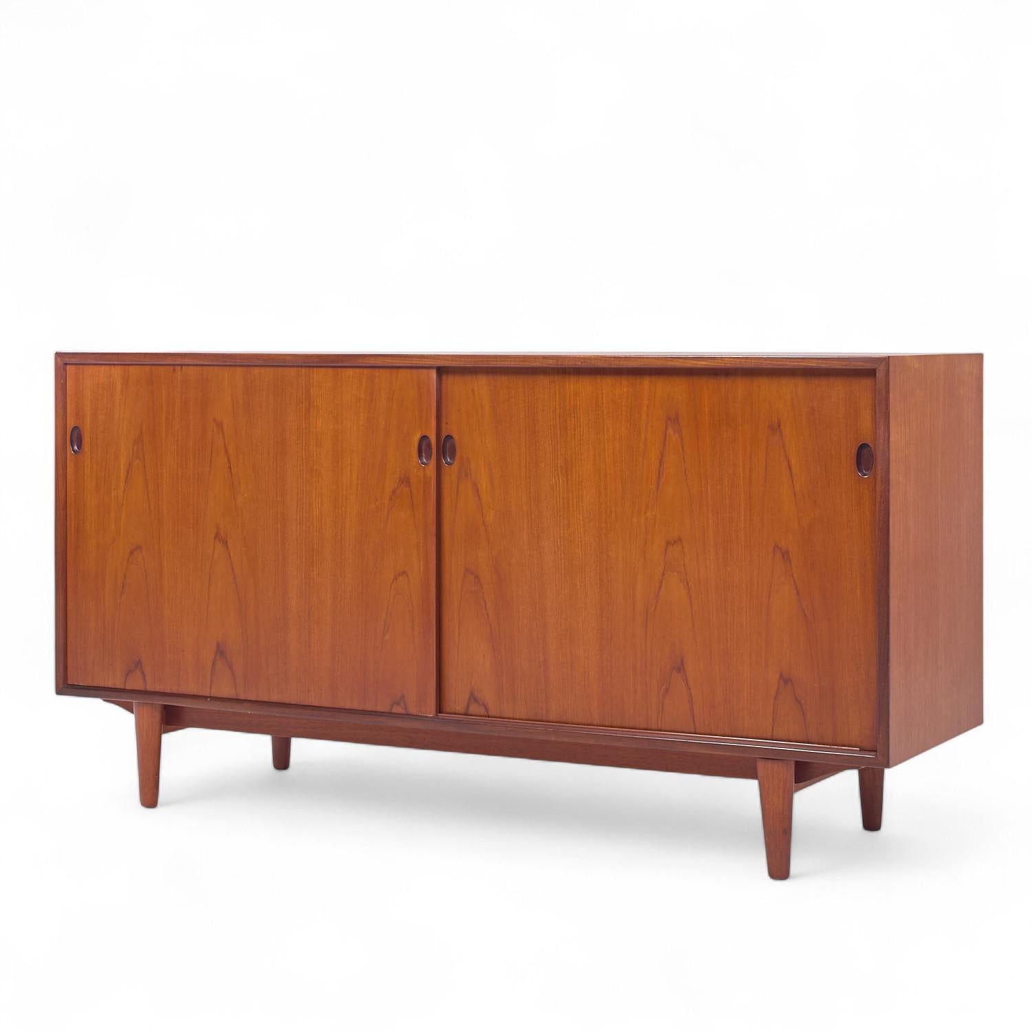 Mid-Century Modern Crédence en teck danoise du milieu du siècle Kofod Larsen en vente