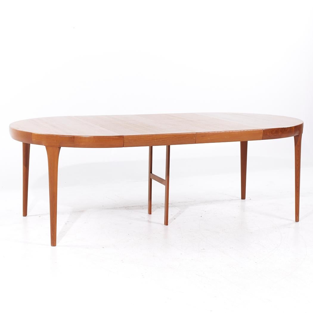 Kofod Larsen Mid Century Danish Teak Expanding Dining Table with 3 Leaves For Sale 5