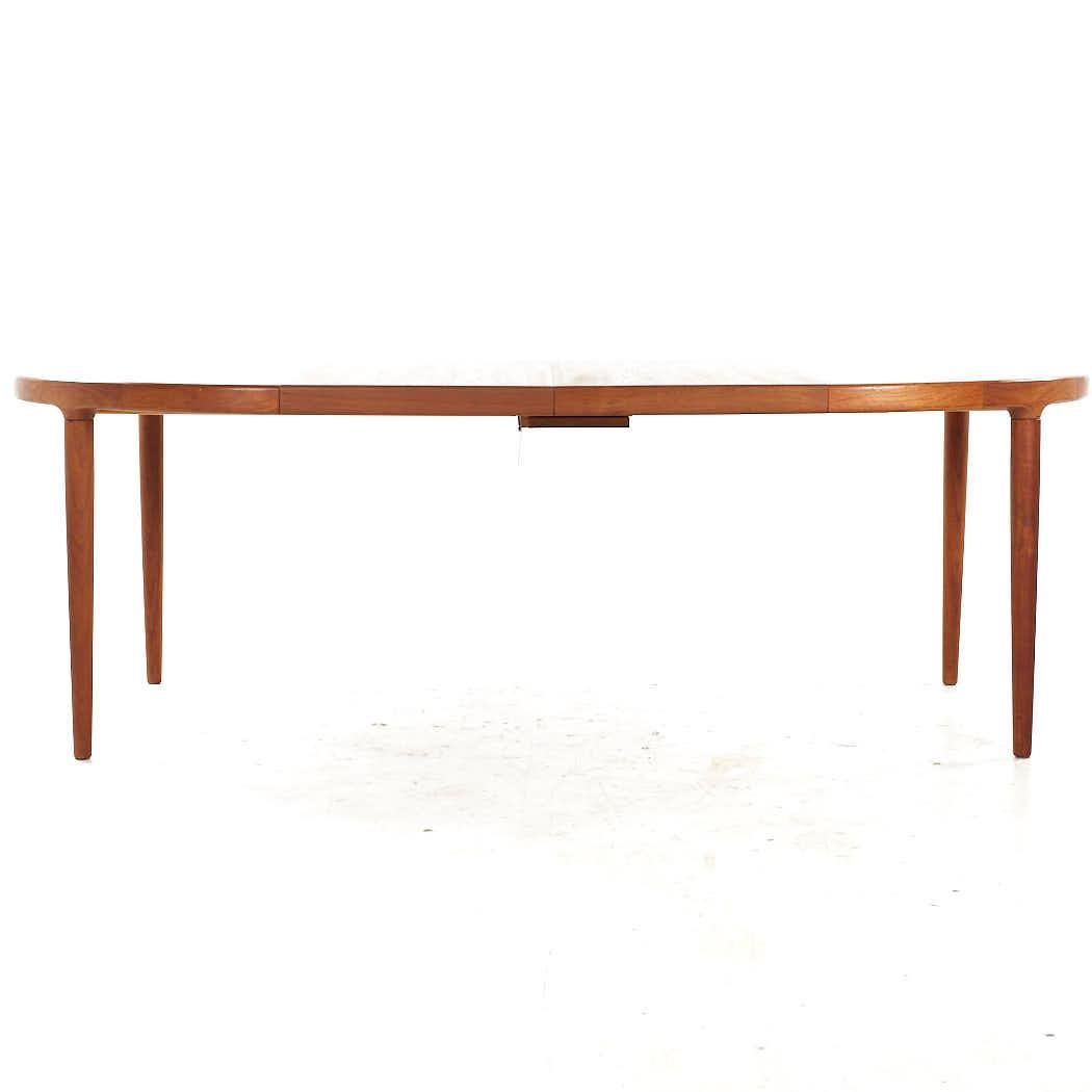 SOLD 07/31/23 Kofod Larsen MCM table à manger à rallonge danoise en teck avec 3 rallonges en vente 4