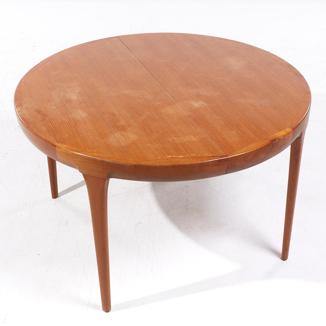 Kofod Larsen Mid Century Danish Teak Expanding Dining Table with 3 Leaves In Good Condition For Sale In Countryside, IL