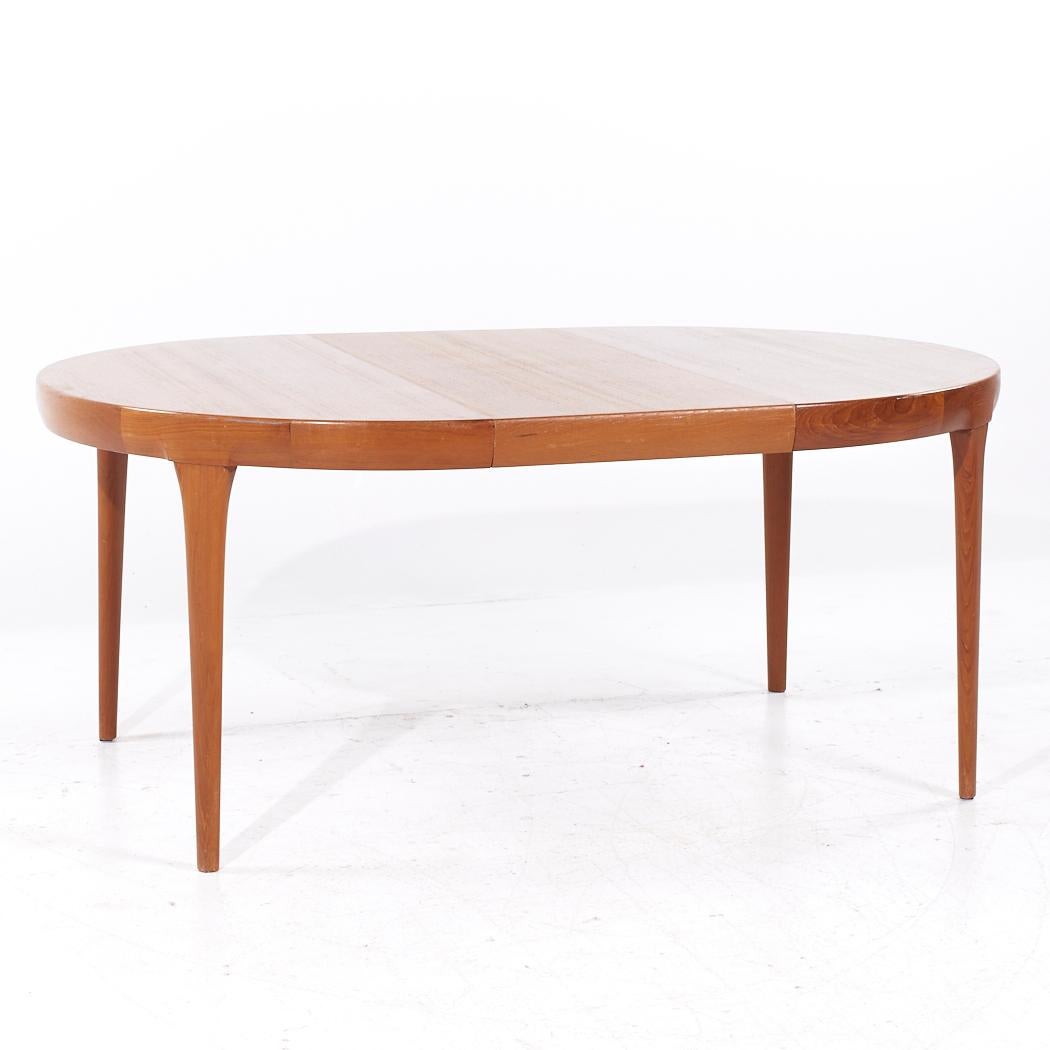Kofod Larsen Mid Century Danish Teak Expanding Dining Table with 3 Leaves For Sale 2