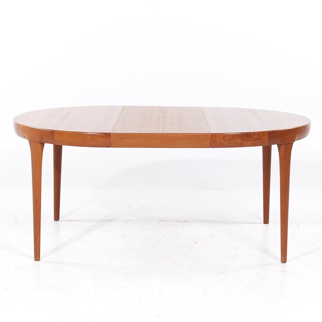 Kofod Larsen Mid Century Danish Teak Expanding Dining Table with 3 Leaves For Sale 3