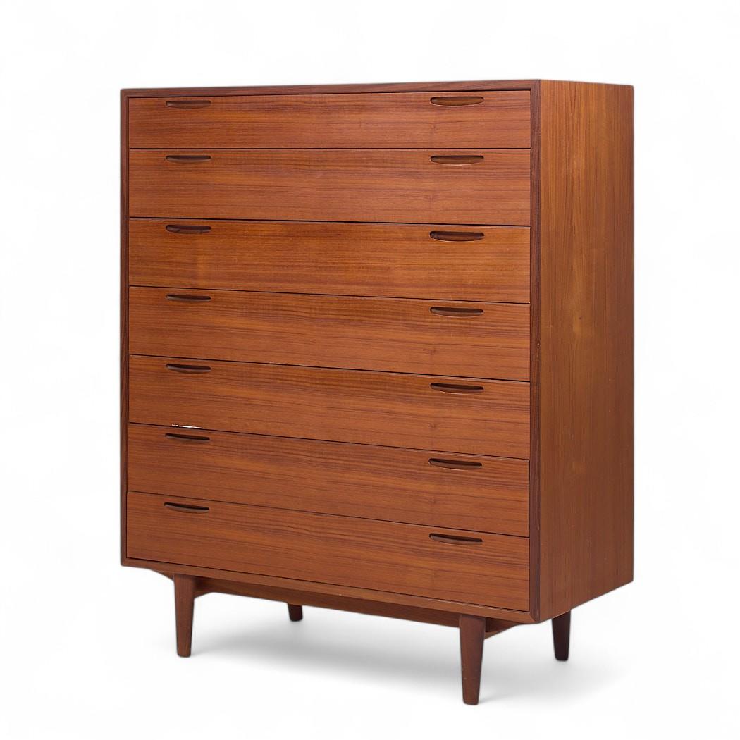 Mid-Century Modern Kofod Larsen Commode haute en teck danoise du milieu du siècle en vente