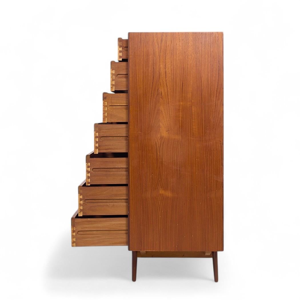 Kofod Larsen Commode haute en teck danoise du milieu du siècle Bon état - En vente à Countryside, IL