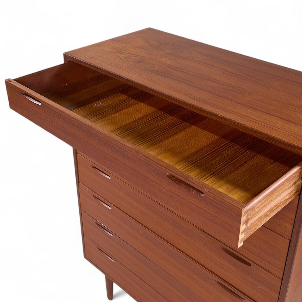 20ième siècle Kofod Larsen Commode haute en teck danoise du milieu du siècle en vente